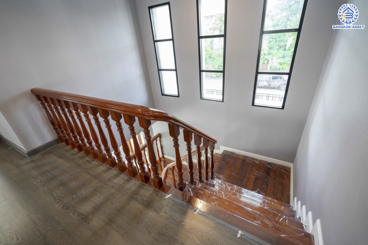 คฤหาสน์มือสองตกแต่งใหม่ โครงการ อักษรา พุทธมณฑลสาย3-บรมราชชนนี ตกแต่งหรูหรา เนื้อที่ 147 ตร.ว. พื้นที่ใช้สอยมากถึง 455 ตร.ม.!! ฟังก์ชันจัดเต็ม 4 ห้องนอนขนาดใหญ่ 5 ห้องน้ำ 1 ห้องแม่บ้าน จอดรถได้ 2 คัน พร้อมพื้นที่สนามหญ้าด้านข้างกว้างถึง 240 ตร.ม. บนทำเลเชื่อมต่อหลายเส้นทาง ใกล้เซ็นทรัลศาลายา, ม.มหิดล ทางคู่ขนานลอยฟ้าบรมราชชนนี และรายล้อมด้วยสิ่งอำนวยความสะดวกครบ!